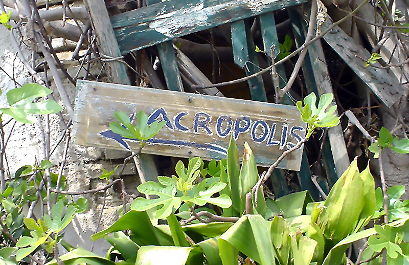 手書きの「←アクロポリス」の看板